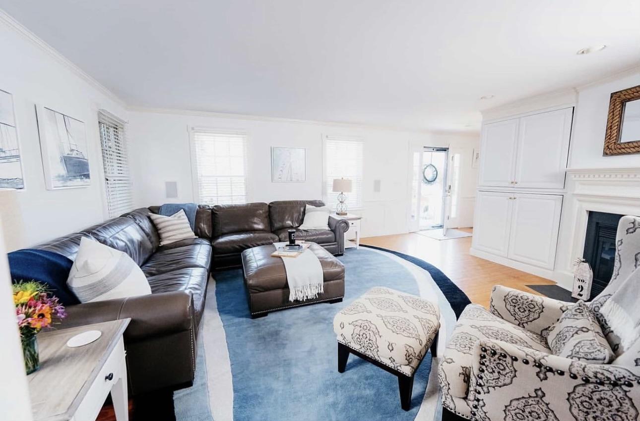 Coastal nautical family room on Nantucket Island in Massachusetts Large family room in Nantucket Island Massachusetts
